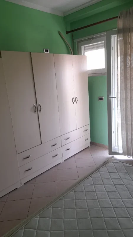 Tirane, jepet me qera apartament 1+1 Kati 2, 62 m² 550 € (Rruga Petro Nini Luarasi)