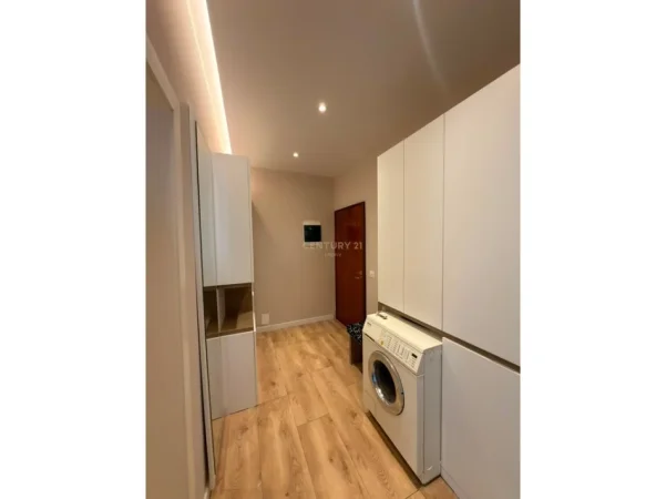 Tirane, shitet apartament 2+1 Kati 3, 106 m² 220.000 € (globe perballe square 21)