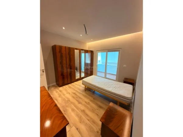 Tirane, shitet apartament 2+1 Kati 3, 106 m² 220.000 € (globe perballe square 21)
