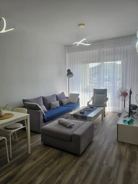 Tirane, jepet me qera apartament 2+1+Ballkon , 98 m² 620 € (Rruga e kavajes)