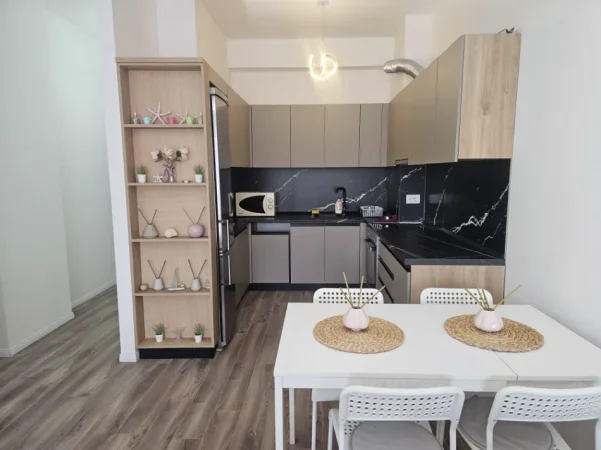 Tirane, jepet me qera apartament 2+1+Ballkon , 98 m² 620 € (Rruga e kavajes)
