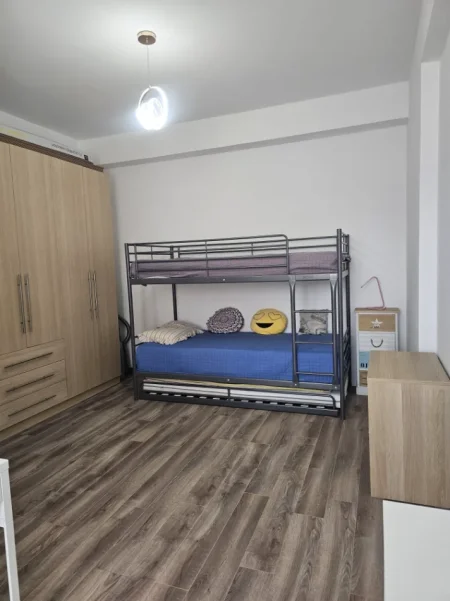 Tirane, jepet me qera apartament 2+1+Ballkon , 98 m² 620 € (Rruga e kavajes)