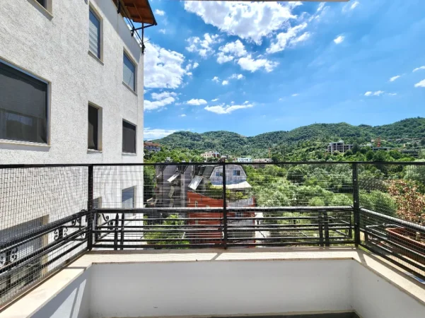 🏡 ME QERA: 2+1 Pamje Panoramike ne Liqenin e Thate 📍 Rruga Hamdi Garunja – Sauk | 105m² | 70,000 Leke/Muaj