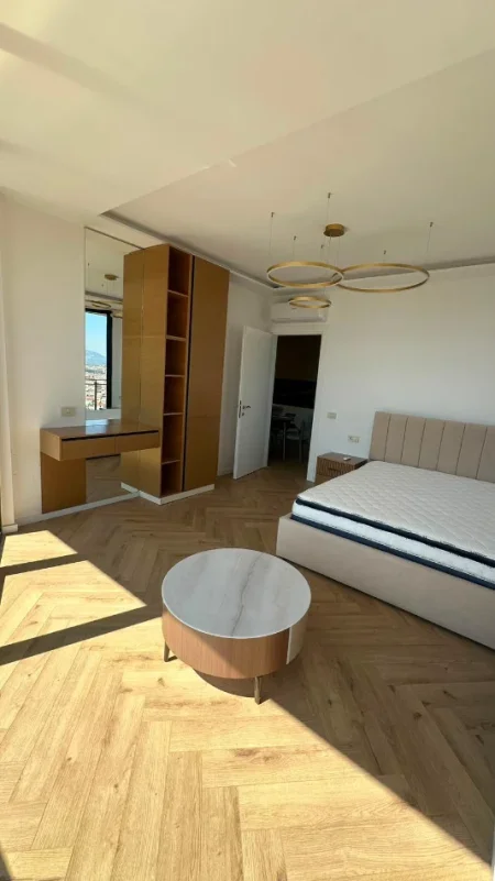 Tirane, jepet me qera apartament 2+1 Kati 11, 110 m² 1.200 € (GOLDEN TOWER)