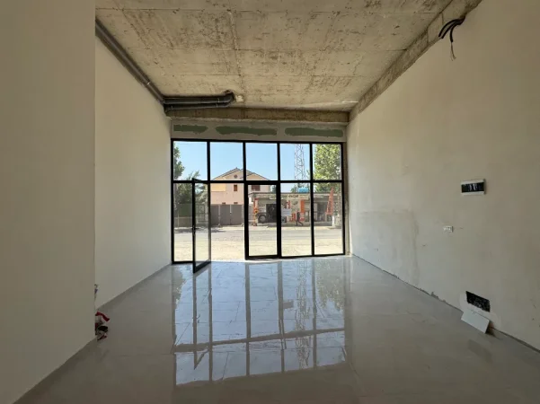 Tirane, jepet me qera dyqan Kati 0, 76 m² 800 € (Rruga “Demokracia”, Paskuqan 2)