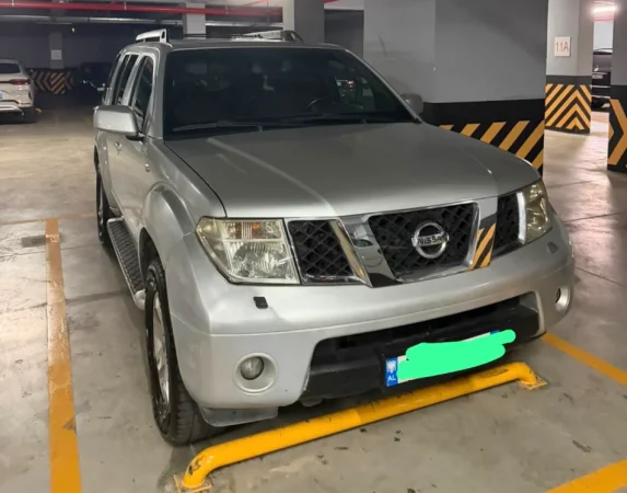 Tirane, shitet makine Nissan Pathfinder 2006 Nafte, gri metalizato automatik Kondicioner 306.000 km 3.000 €