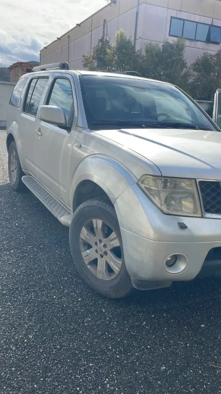 Tirane, shitet makine Nissan Pathfinder 2006 Nafte, gri metalizato automatik Kondicioner 306.000 km 3.000 €