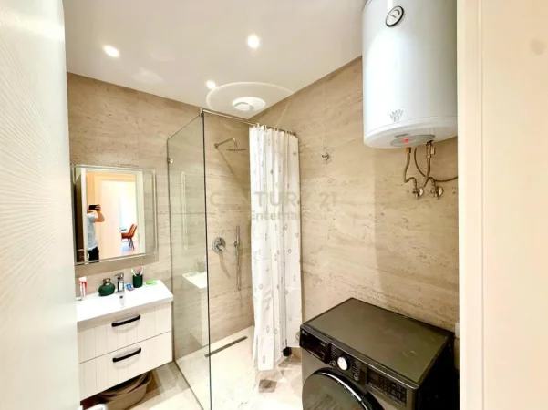 Tirane, jepet me qera apartament 2+1 Kati 5, 120 m² 1.100 € (shkolla e kuqe rruga bardhyl qemal stafa)
