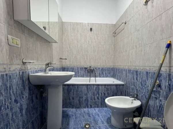 Tirane, jepet me qera apartament 1+1 Kati 1, 70 m² 600 € (stadiumi dinamo)