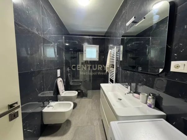 Tirane, jepet me qera apartament 2+1 Kati 7, 136 m² 750 € (laprake dritan hoxha)