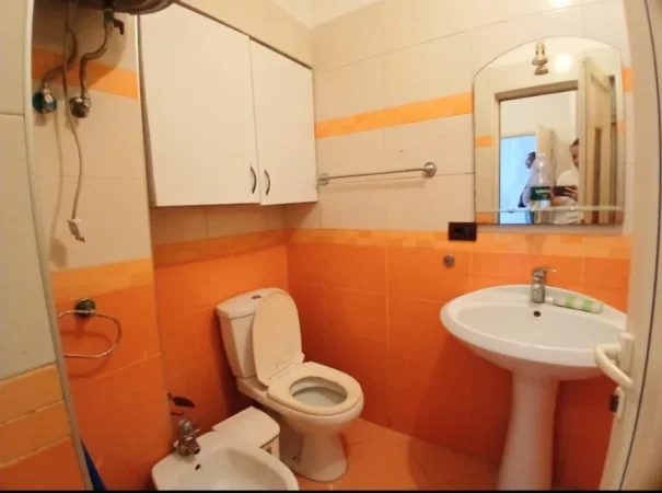 Tirane, jepet me qera apartament 1+1 Kati 1, 50 m² 400 € (Prane Cirkut Te Tiranes)