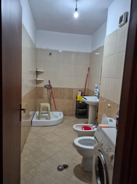 Tirane, jepet me qera apartament 2+1+Ballkon Kati 4, 72 m² 400 € (Prane 2 Palmave)