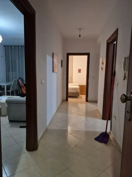 Tirane, jepet me qera apartament 2+1+Ballkon Kati 4, 72 m² 400 € (Prane 2 Palmave)