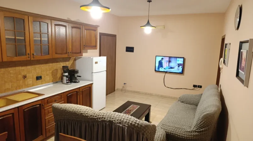jap me qera shtepi 2+1+Ballkon Kati 1, 96 m² 500 € (rruga Skenderbeg)