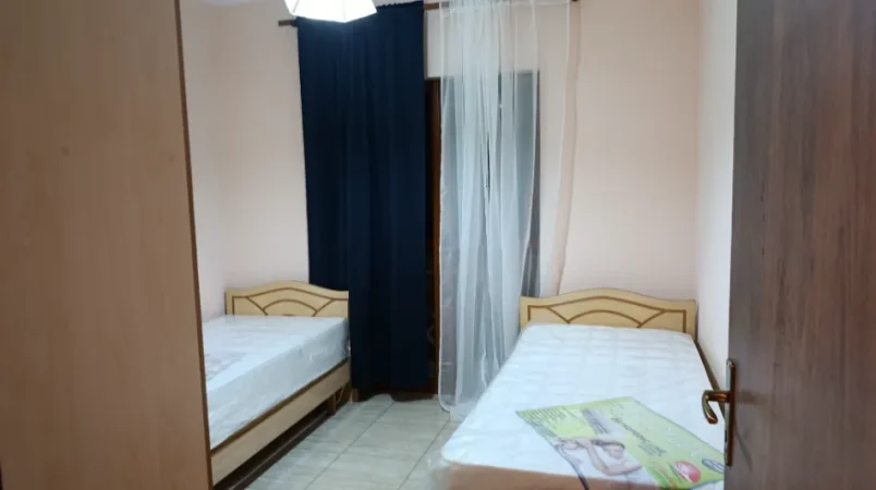 jap me qera shtepi 2+1+Ballkon Kati 1, 96 m² 500 € (rruga Skenderbeg)