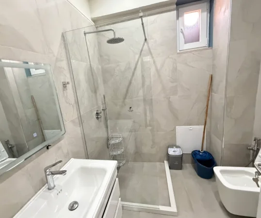 Tirane, jepet me qera apartament 1+1 Kati 1, 70 m² 650 € (STACIONI I TRENIT)