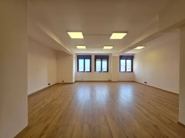 Tirane, jepet me qera ambjent biznesi Kati 10, 96 m² 1.930 € (Qender)