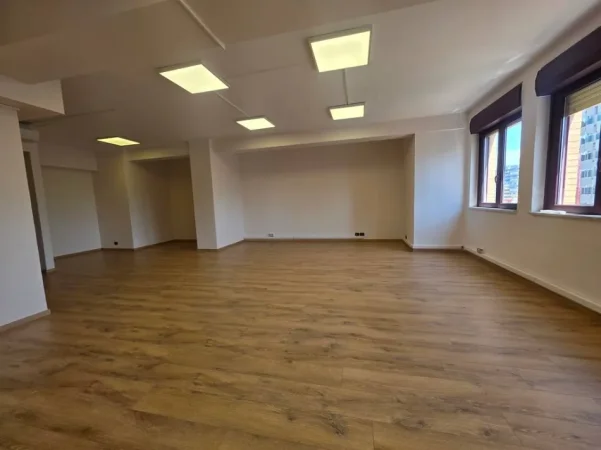 Tirane, jepet me qera ambjent biznesi Kati 10, 96 m² 1.930 € (Qender)