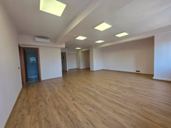 Tirane, jepet me qera ambjent biznesi Kati 10, 96 m² 1.930 € (Qender)