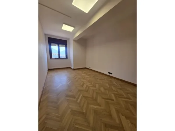 Tirane, jepet me qera ambjent biznesi Kati 10, 96 m² 1.930 € (Qender)