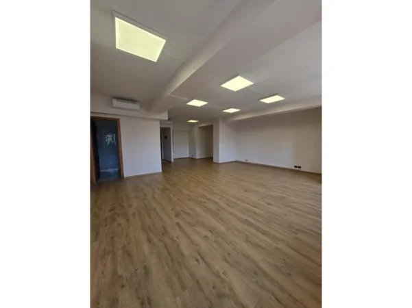 Tirane, jepet me qera ambjent biznesi Kati 10, 96 m² 1.930 € (Qender)