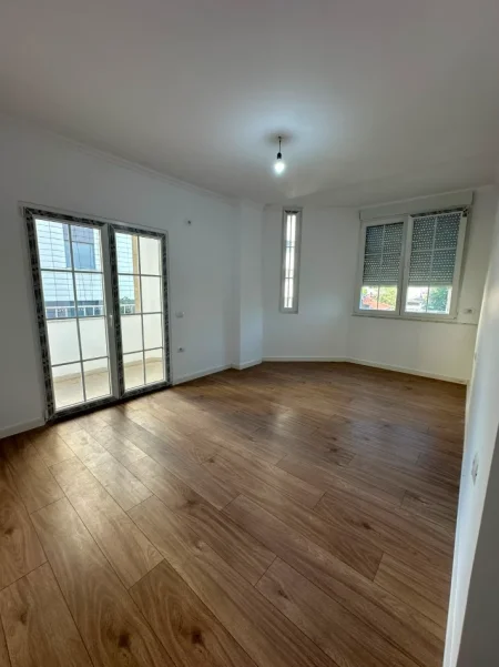 Tirane, jepet me qera apartament 2+1 Kati 3, 120 m² 700 € 