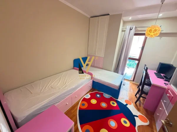 Tirane, jepet me qera apartament 2+1+Ballkon Kati 5, 125 m² 870 € (RRUGA M.FORTUZI)