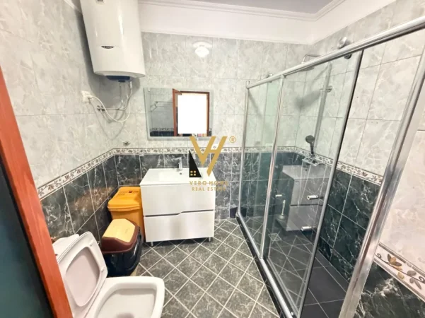 Tirane, jepet me qera apartament 2+1+Ballkon Kati 5, 125 m² 870 € (RRUGA M.FORTUZI)