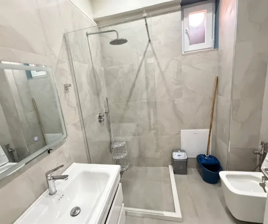 Tirane, jepet me qera apartament 1+1 , 65 m² 650 € (Pranë Stacionit të Trenit)