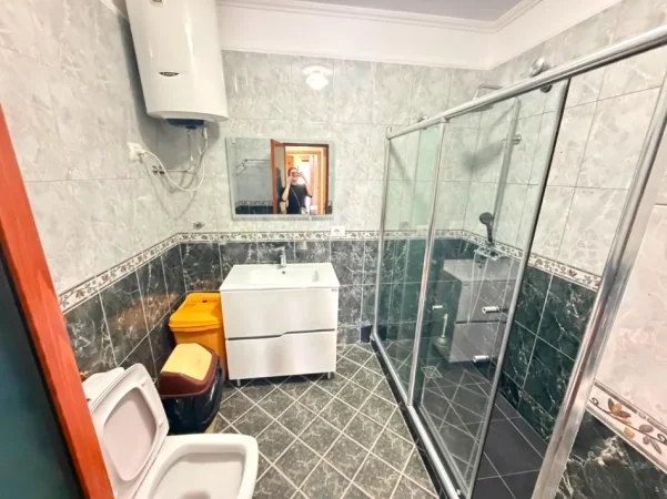 Tirane, jepet me qera apartament 2+1 , 125 m² 850 € (Rruga Fortuzi)