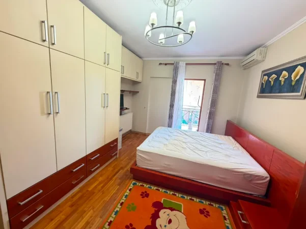 Tirane, jepet me qera apartament 2+1 , 125 m² 850 € (Rruga Fortuzi)