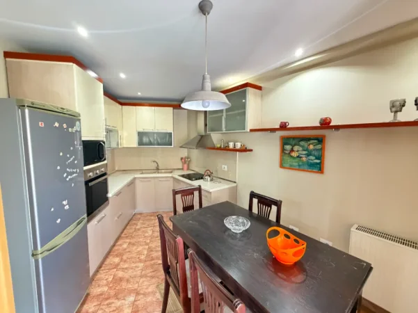 Tirane, jepet me qera apartament 2+1 Kati 3, 125 m² 850 € (Bulevardi Zogu I)