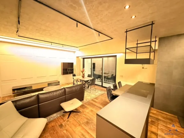 Tirane, jepet me qera apartament 2+1+Ballkon Kati 11, 118 m² 