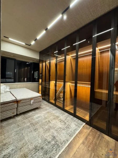 Tirane, jepet me qera apartament 2+1+Ballkon Kati 11, 118 m² 