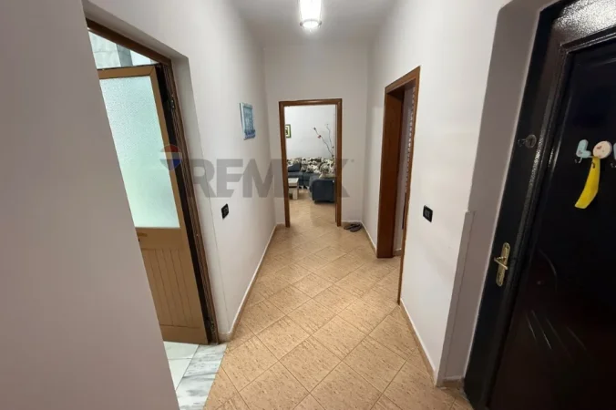Tirane, jepet me qera apartament 2+1 Kati 4, 85 m² 460 € (Laprake)