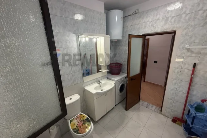 Tirane, jepet me qera apartament 2+1 Kati 4, 85 m² 460 € (Laprake)