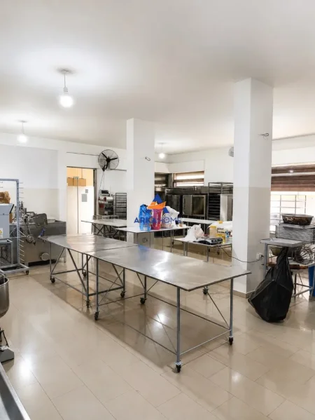 Tirane, jepet me qera ambjent biznesi Kati 0, 200 m² 966 € 