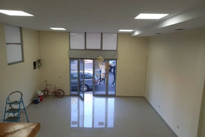 Tirane, jepet me qera ambjent biznesi Kati 0, 72 m² 700 € (Selite)