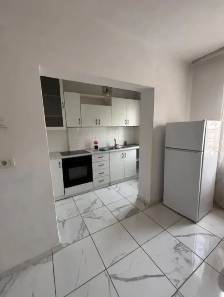 Tirane, jepet me qera apartament 1+1 Kati 4, 65 m² 370 € (Shkolla e Bashkuar)
