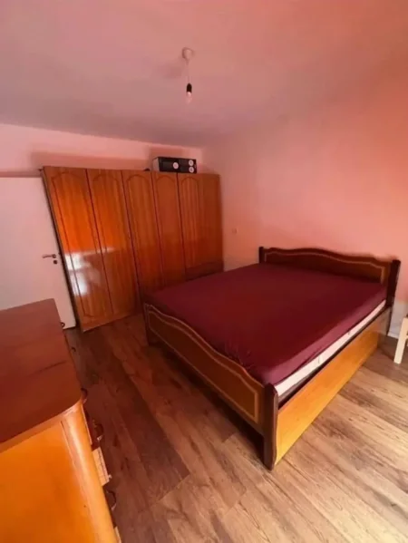 Tirane, jepet me qera apartament 1+1 Kati 4, 65 m² 370 € (Shkolla e Bashkuar)