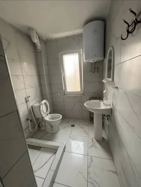 Tirane, jepet me qera apartament 1+1 Kati 4, 65 m² 370 € (Shkolla e Bashkuar)