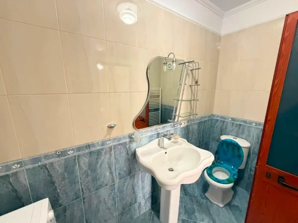 Tirane, jepet me qera apartament 2+1+Ballkon Kati 5, 125 m² 850 € (Stacioni I Trenit)