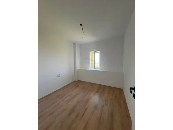 Tirane, shitet apartament 2+1 Kati 4, 93 m² (Rezidenca Lake Land, Farke)