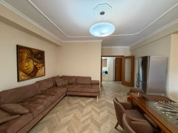 Tirane, jepet me qera apartament 4+1 Kati 8, 140 m² 1300 € (ISH Ekspozita)