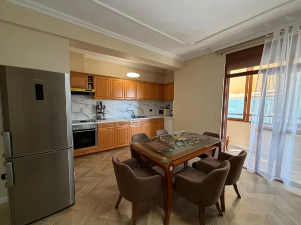 Tirane, jepet me qera apartament 4+1 Kati 8, 140 m² 1300 € (ISH Ekspozita)