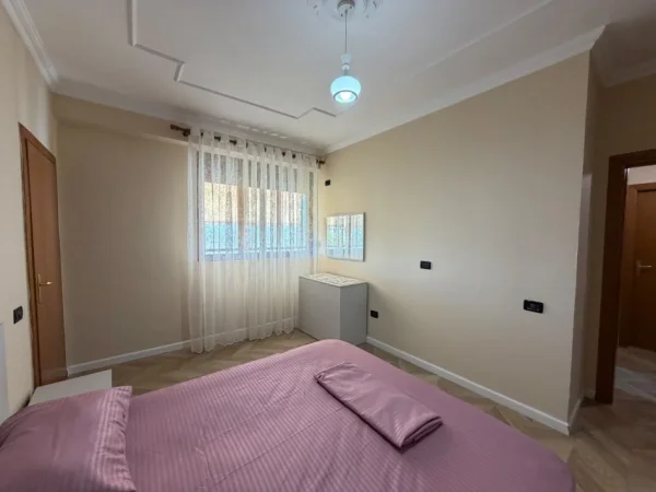 Tirane, jepet me qera apartament 4+1 Kati 8, 140 m² 1300 € (ISH Ekspozita)
