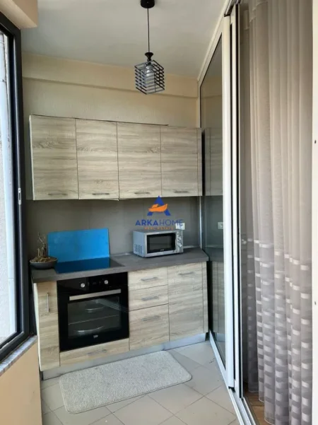 Tirane, jepet me qera apartament 1+1+Ballkon Kati 5, 80 m² 590 € 