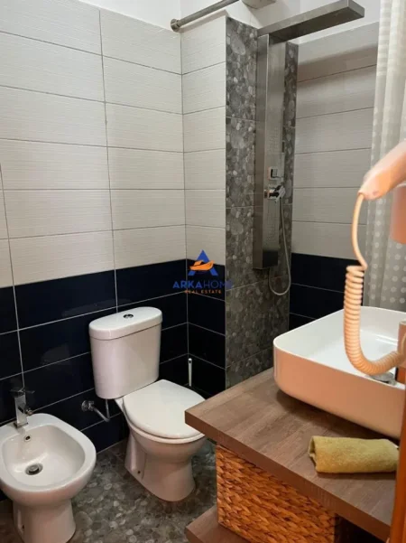 Tirane, jepet me qera apartament 1+1+Ballkon Kati 5, 80 m² 590 € 