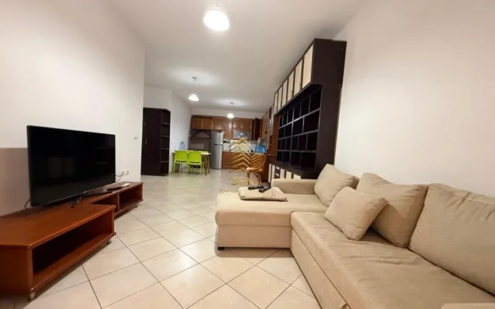 Tirane, jepet me qera apartament 2+1+Ballkon Kati 1, 100 m² 500 € (Yzberisht)