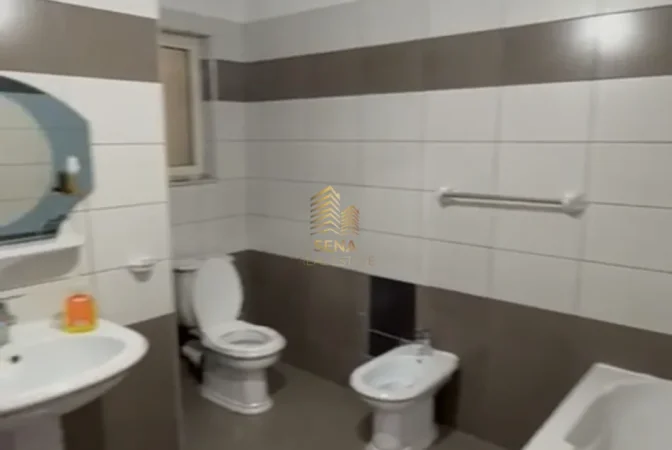 Tirane, jepet me qera apartament 2+1+Ballkon Kati 1, 100 m² 500 € (Yzberisht)